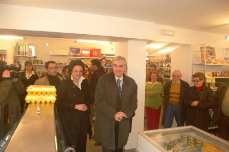 Fernando Blanco visitando o espazo de tenda de Casa Zapateiro