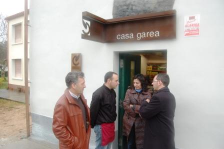 A directora xeral, diante de Casa Garea, acompañada polo xerente de Galicia Calidade, o alcalde de Arzúa e o propietario do establecemento A directora xeral, diante de Casa Garea, acompañada polo xerente de Galicia Calidade, o alcalde de Arzúa e o propietario do establecemento