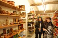 A directora xeral de Comercio observa o stand de Artesanía de Galicia acompañada do xerente de Galicia Calidade e da propietaria do establecemento