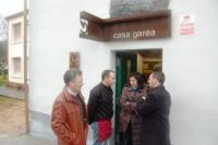 A directora xeral, diante de Casa Garea, acompañada polo xerente de Galicia Calidade, o alcalde de Arzúa e o propietario do establecemento